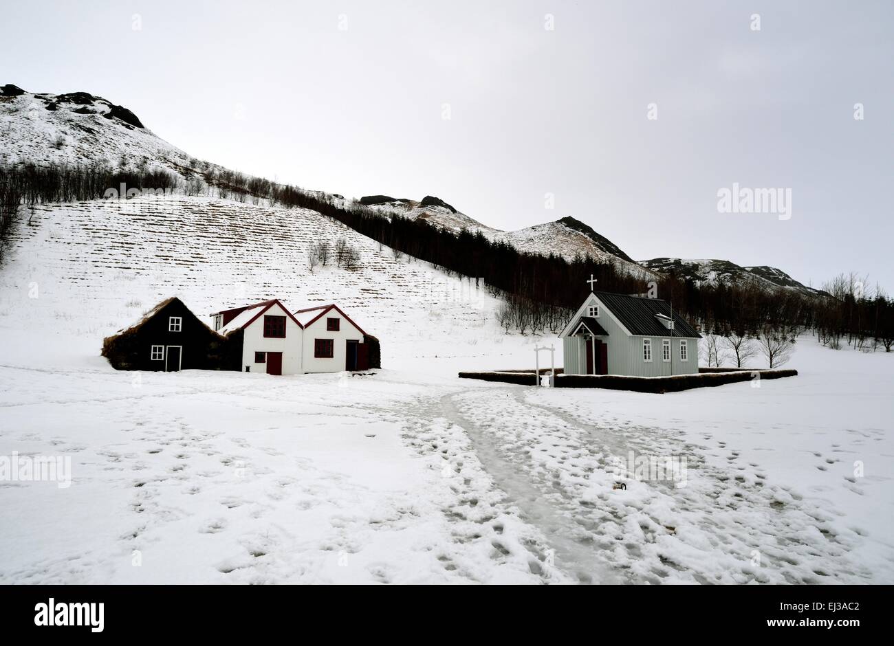 Islanda tradizionali case storiche e chiesa al Museo Skogar Islanda in inverno Foto Stock