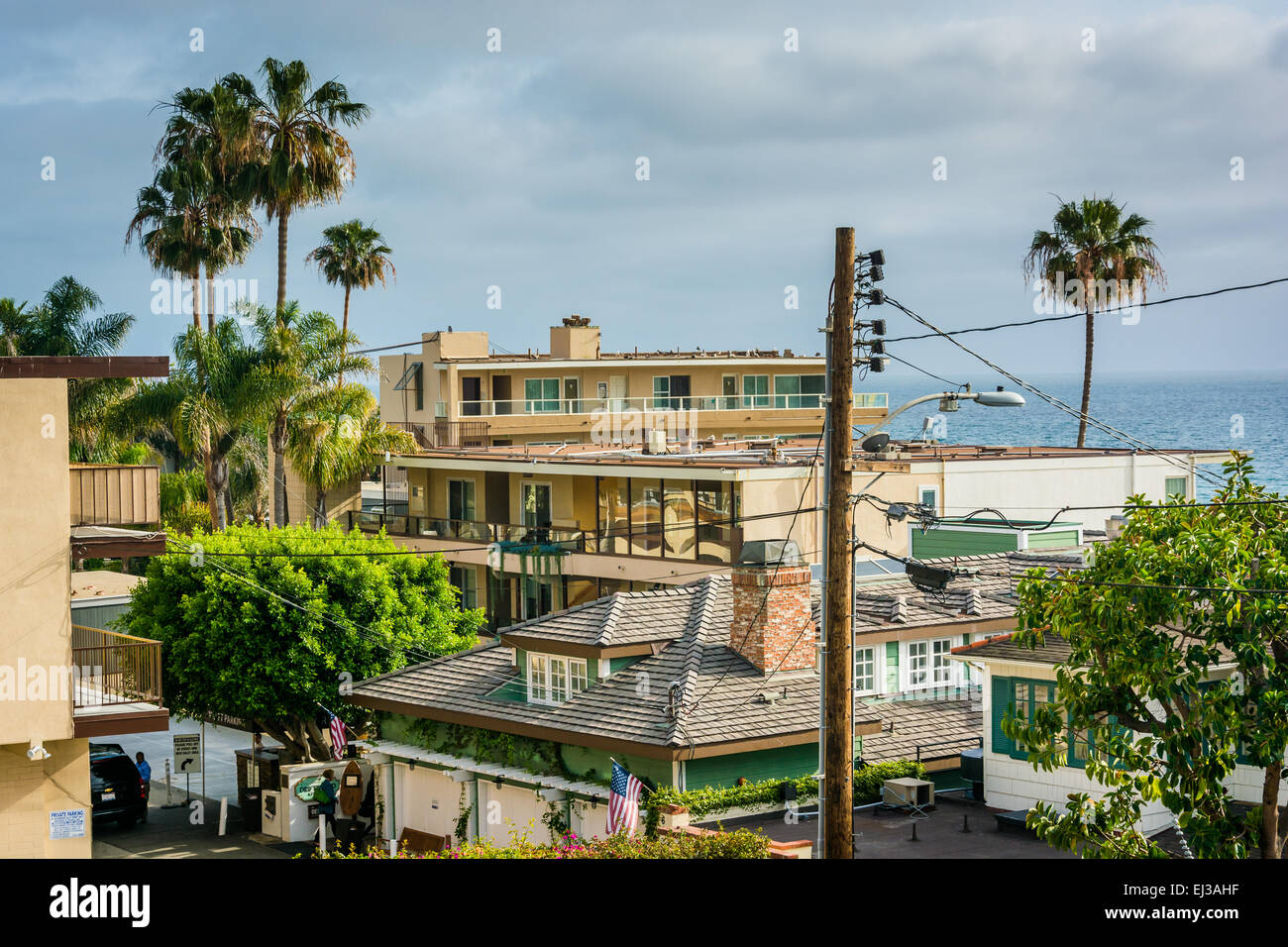 Vista degli edifici e l'Oceano Pacifico, in Laguna Beach in California. Foto Stock