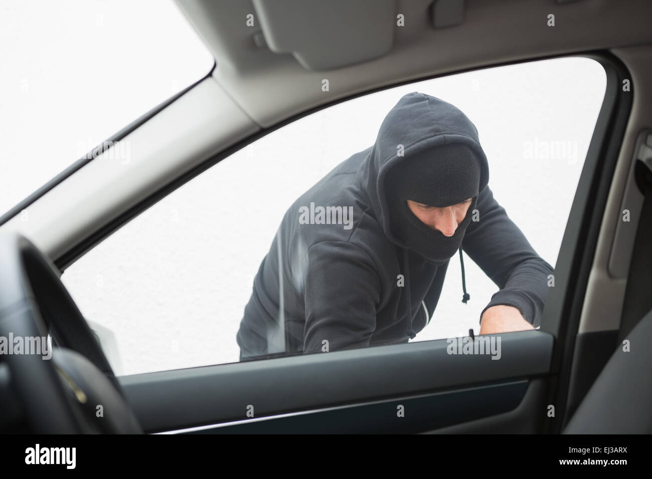 Ladro la rottura in auto con un cacciavite Foto stock - Alamy