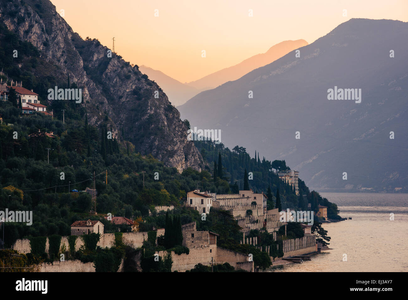 Alba sul lago di Garda a Limone sul Garda, Italia Foto Stock