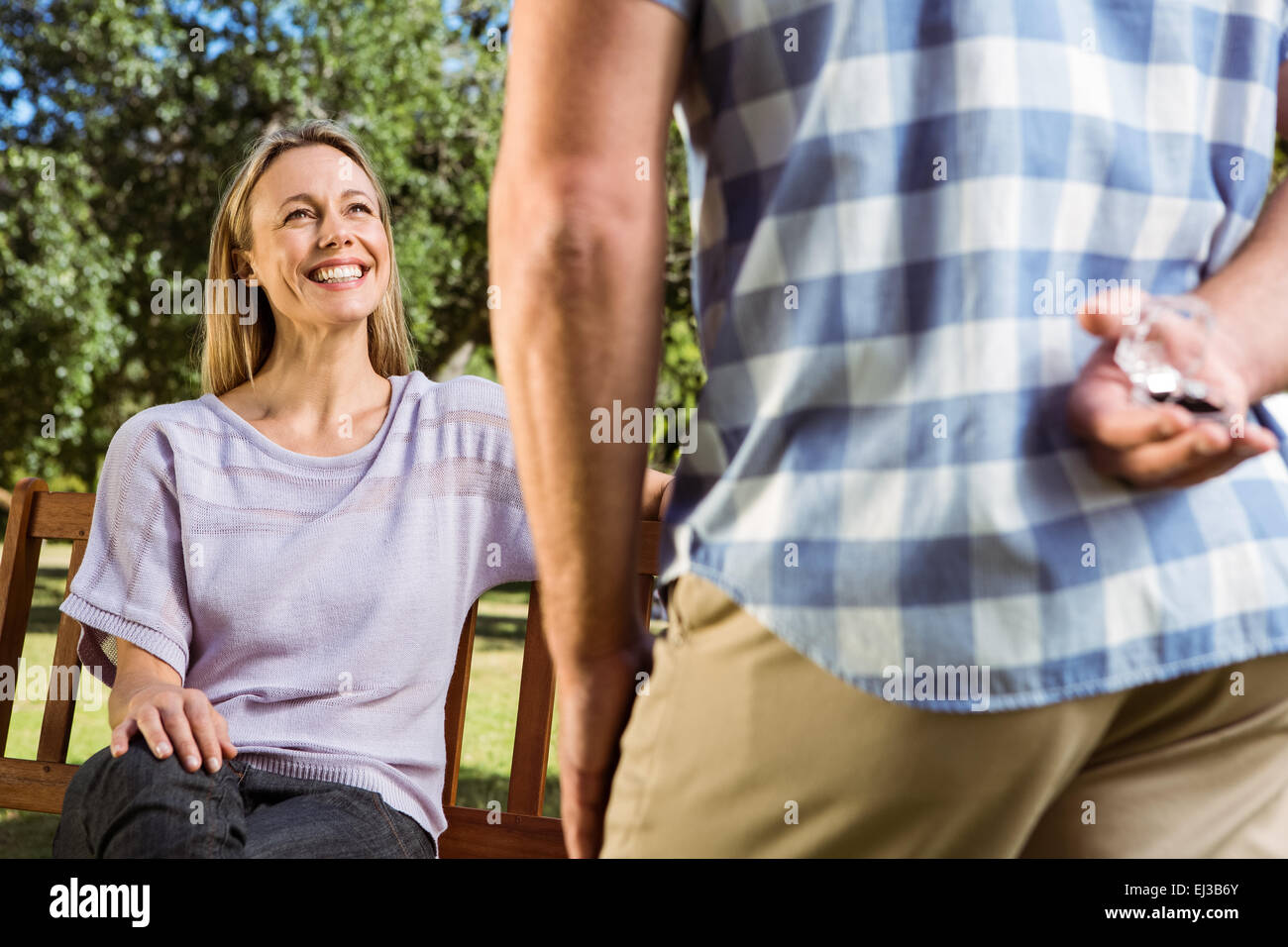 L'uomo sorprendente la sua fidanzata con una proposta nel parco Foto Stock