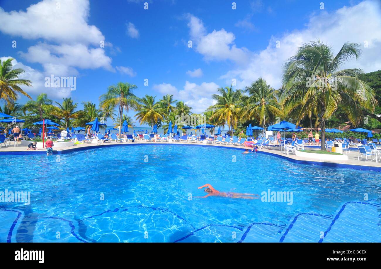 SAINT LUCIA, DEI CARAIBI - Dicembre 10, 2014: turisti rilassarsi presso la piscina in località esotiche in Saint Lucia, Caraibi Foto Stock