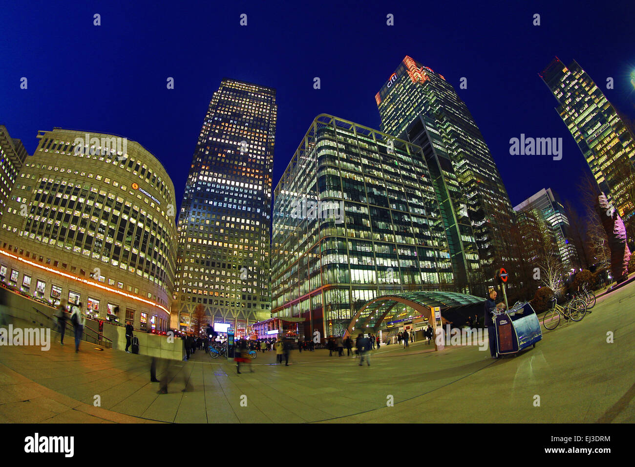 Edifici per uffici e grattacieli tra cui One Canada Square intorno a Canary Wharf al tramonto, Isle of Dogs, Londra, Inghilterra Foto Stock