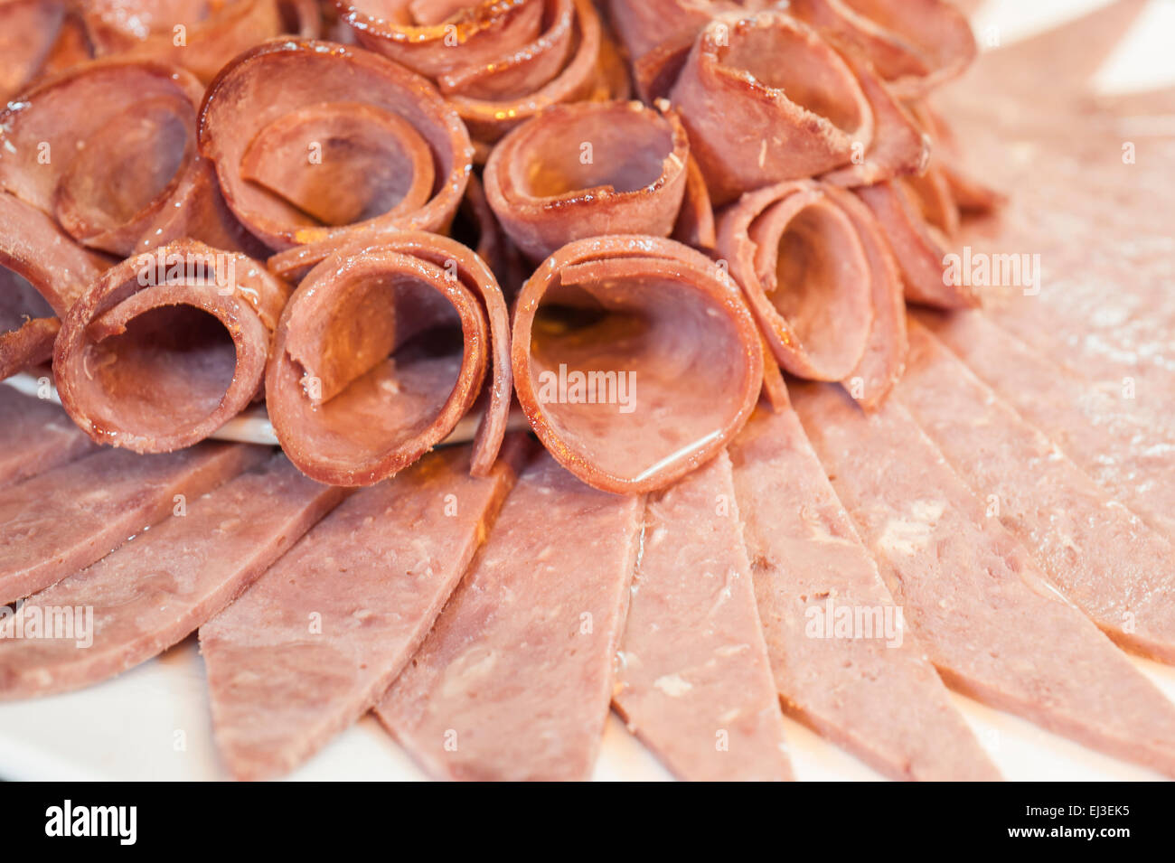 Primo piano dettaglio del freddo fette di carne sulla piastra bianca a buffet Foto Stock