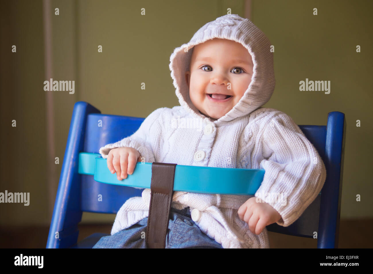 Adorabile bambina in una felpa con cappuccio bianco Foto Stock