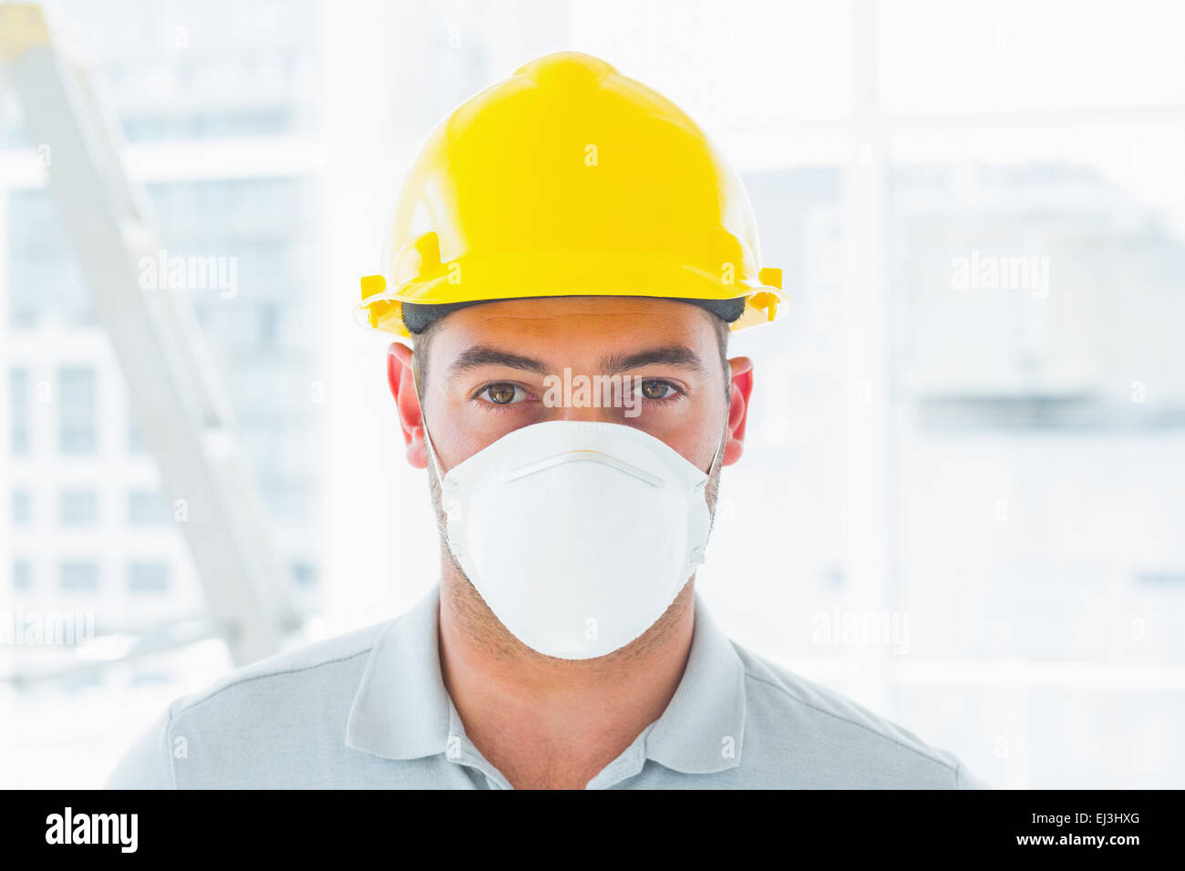 Tuttofare indossando indumenti da lavoro protettiva presso il sito Foto Stock