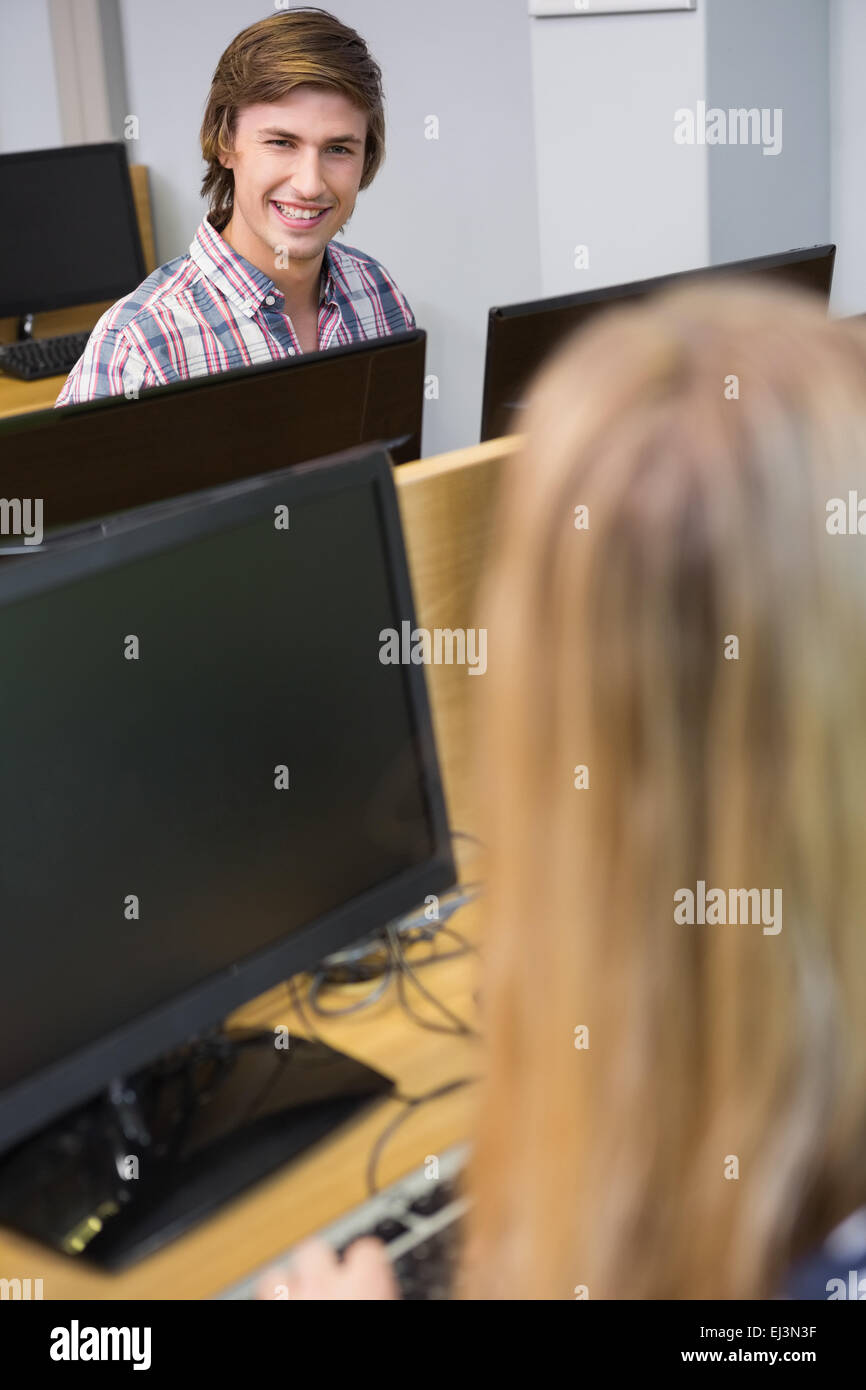 Gli studenti che lavorano insieme su computer Foto Stock