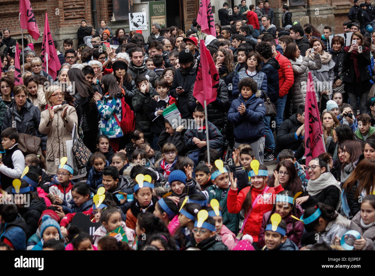 Torino, Italia. 20 Mar, 2015. Centinaia di bambini e adulti presso il 'Marco contro le mafie'. Il tema scelto per il 2015 è "la verità illumina la giustizia". © Elena Aquila/Pacific Press/Alamy Live News Foto Stock