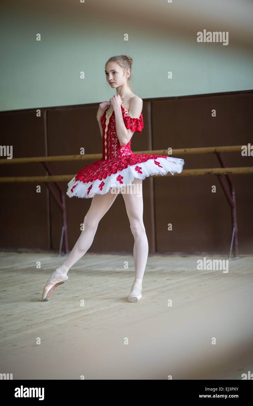 Giovane ballerina in una classe di danza Foto Stock