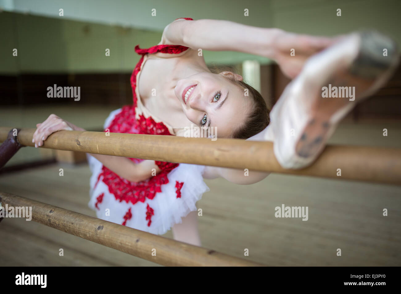 Ritratto di una ballerina che rende la stiratura Foto Stock