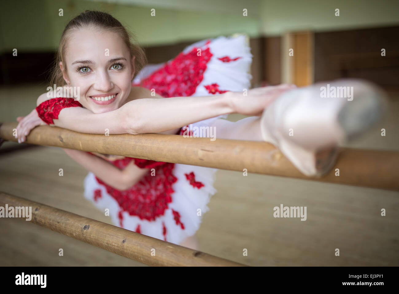 Ritratto di una ballerina che rende la stiratura Foto Stock