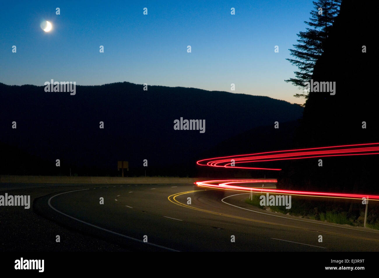 Luci auto raccontano il passaggio di viaggiatori su Rt 26 sul lato sud del monte Cofano in Dead mans curva. Oregon Foto Stock