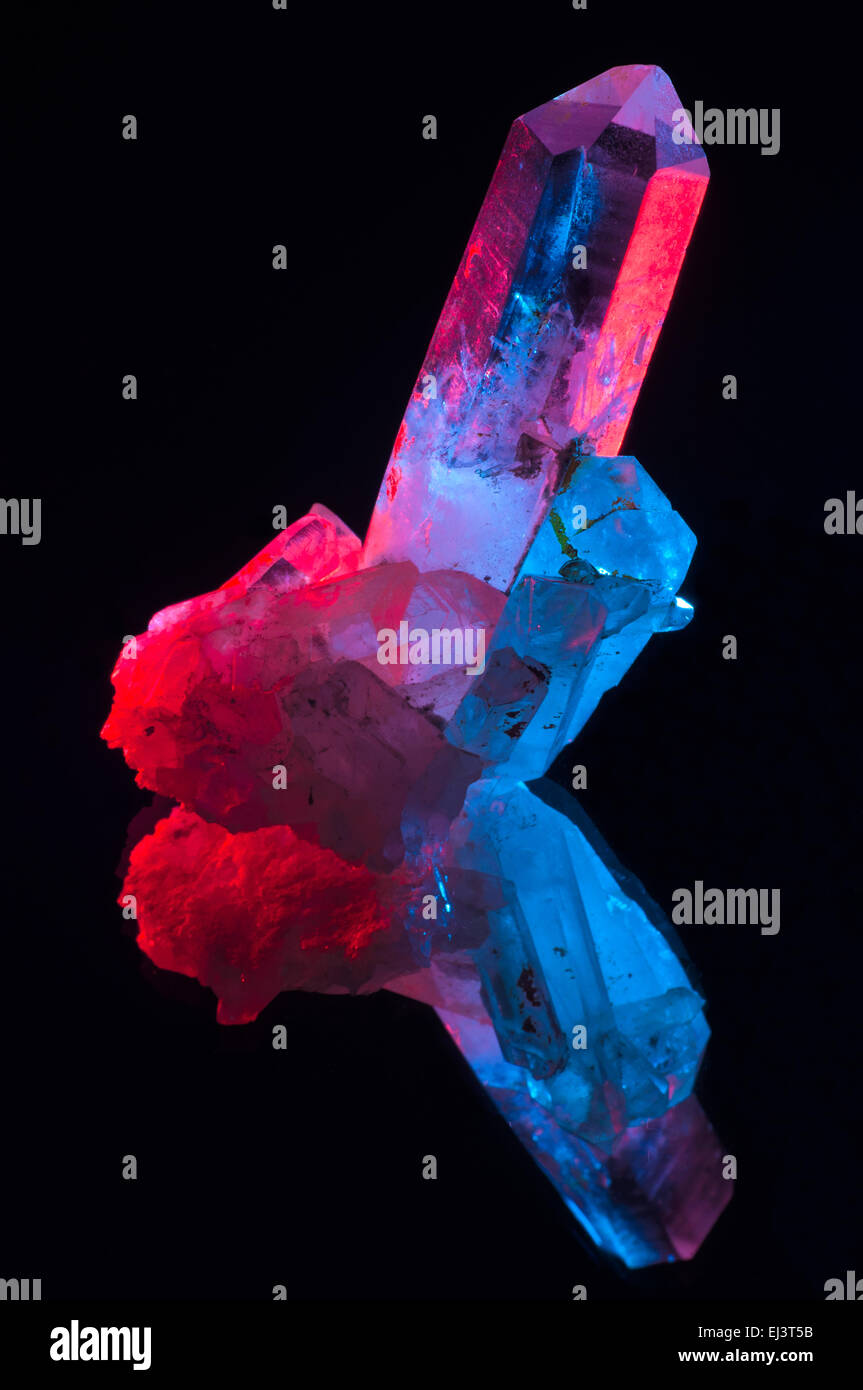Cristallo di quarzo pietra minerale con effetti di luce e specchio in studio di impostazione Foto Stock