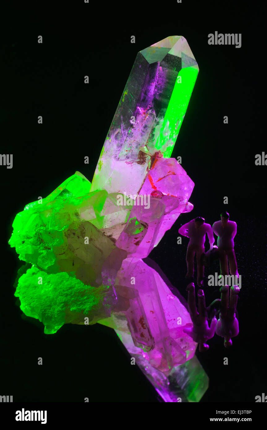 Cristallo di quarzo pietra minerale con effetti di illuminazione, mini figure e lo specchio in studio di impostazione Foto Stock