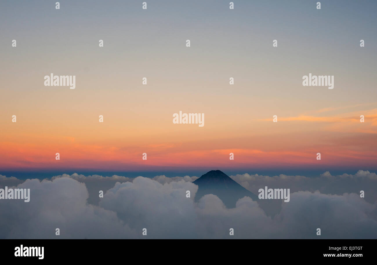 Vista del Vulcano Agua da Acatenango Vulcano, Guatemala Foto Stock