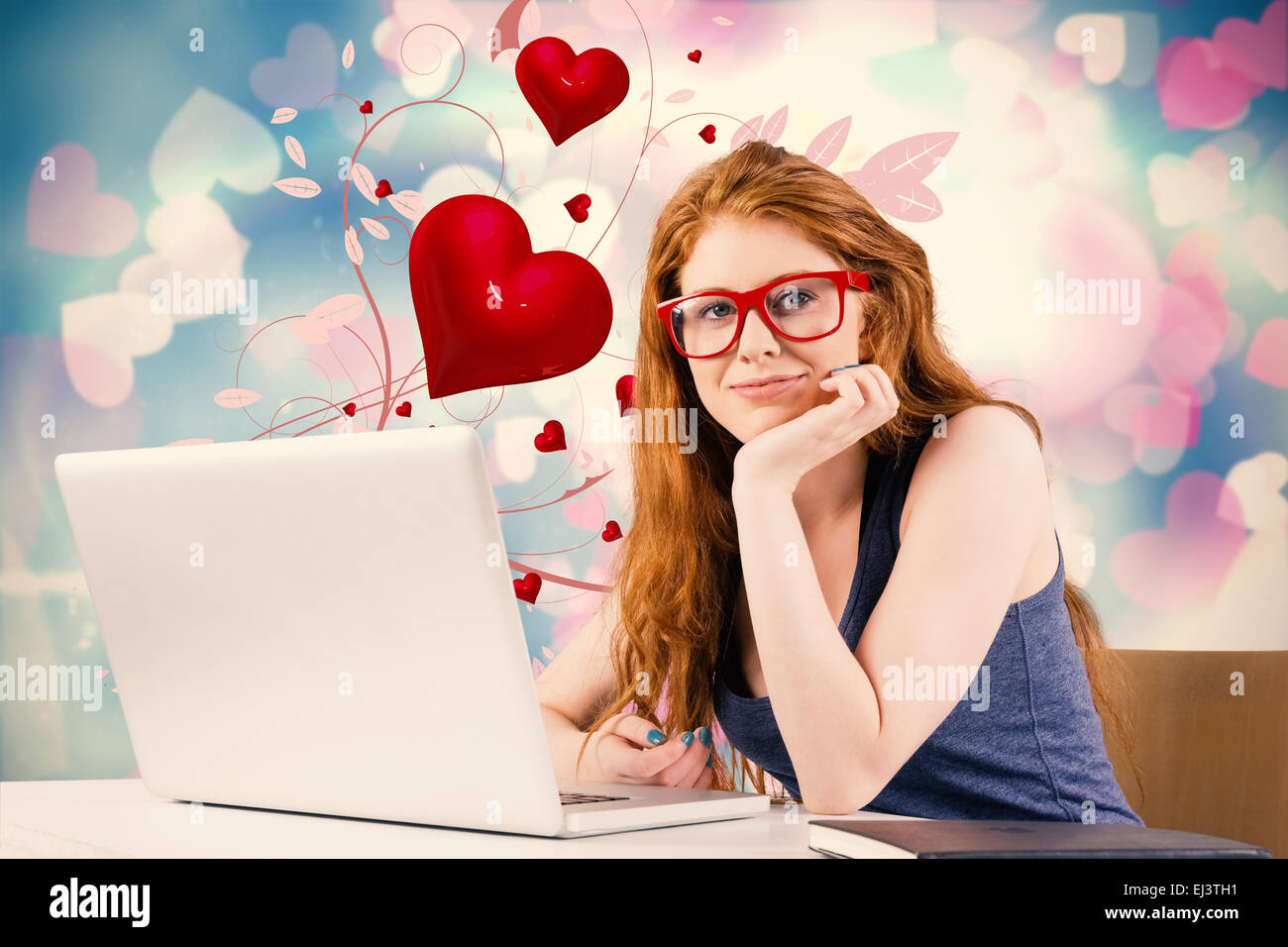 Immagine composita di pretty redhead lavorando sul computer portatile Foto Stock