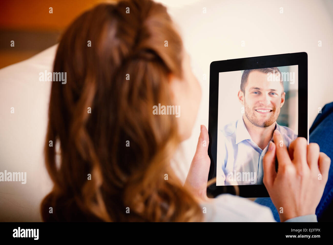 Immagine composita di imprenditore con arrotolato manicotti sul suo computer portatile nel suo homeoffice Foto Stock