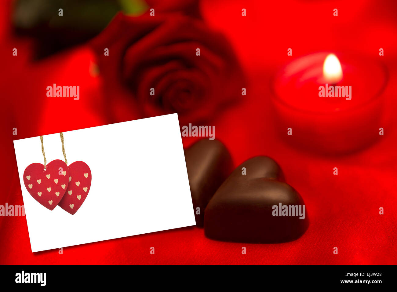 Immagine composita della Red Rose candela e cuori di cioccolato Foto Stock