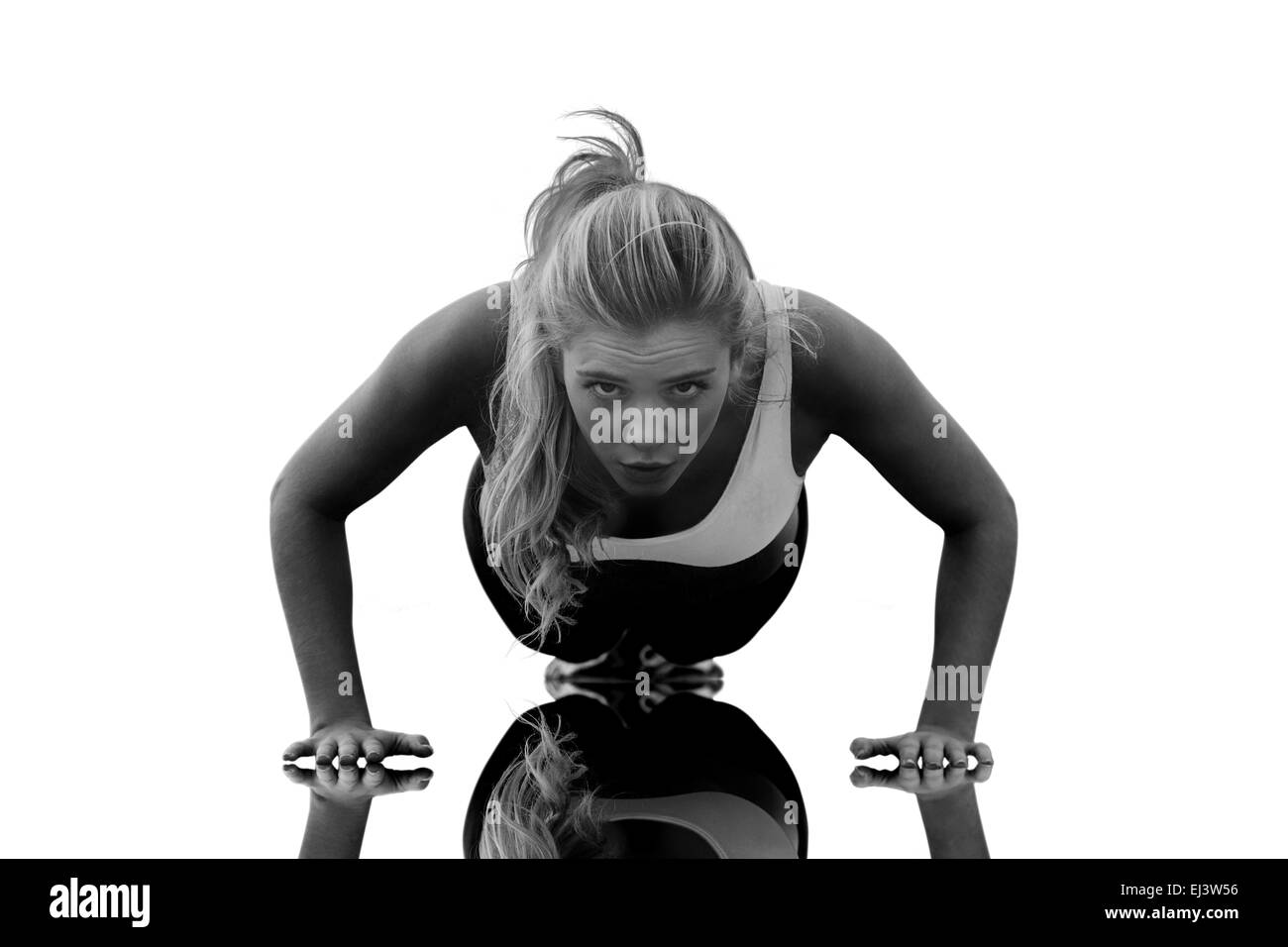 Immagine composita della bella donna facendo spingere ups sulla spiaggia Foto Stock