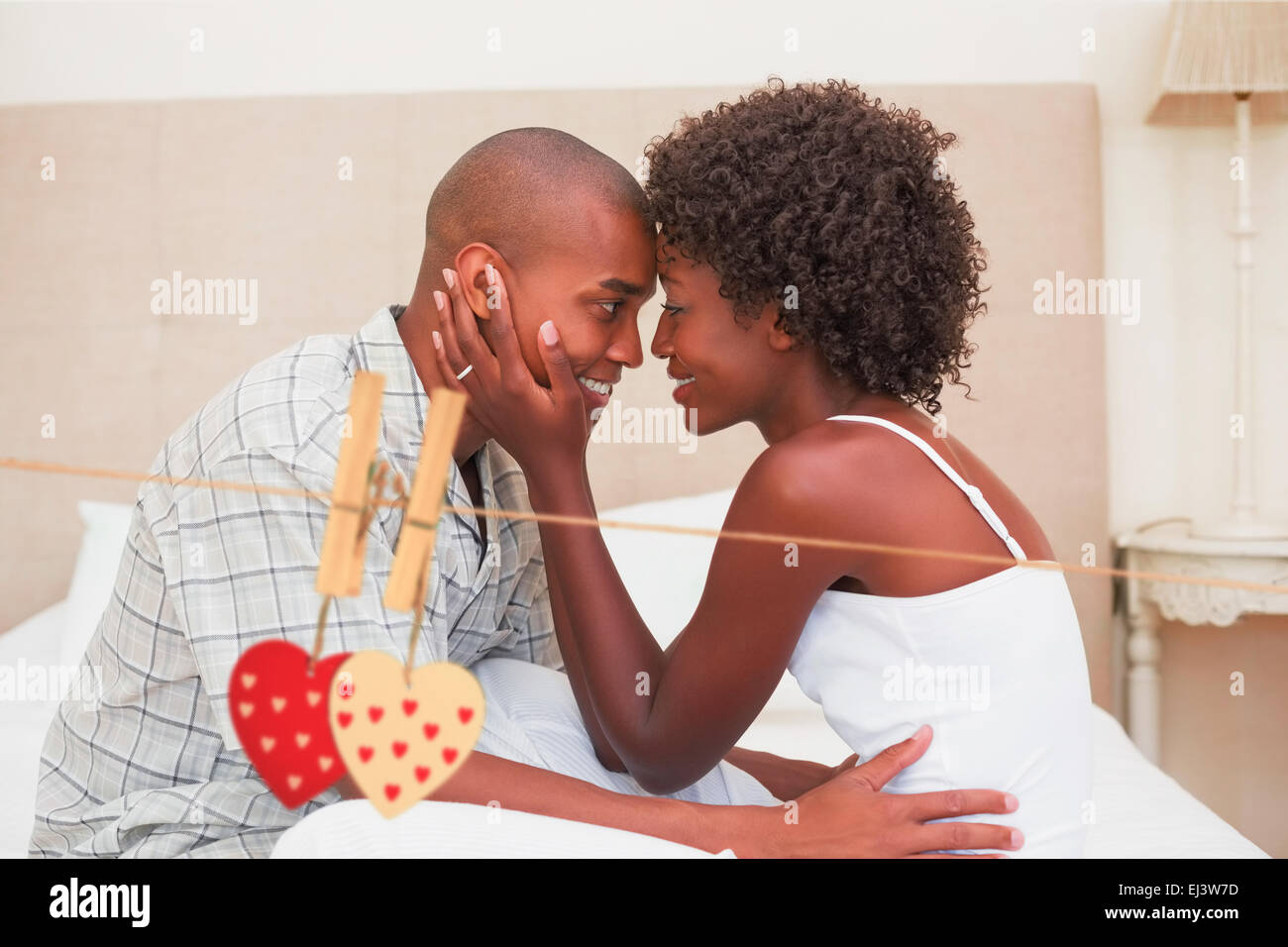 Immagine composita della coppia felice mostrando affetto sul letto Foto Stock