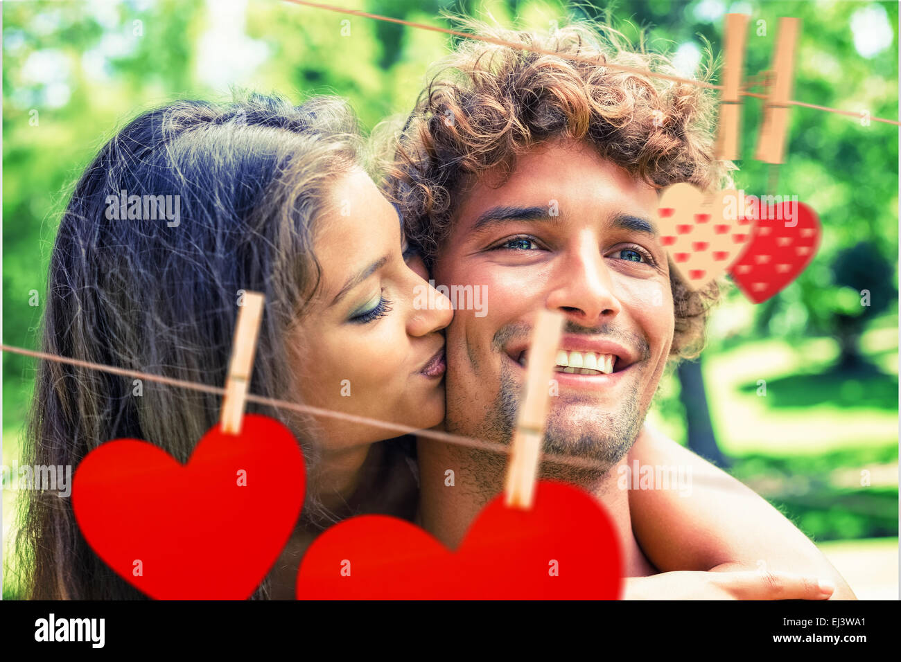 Immagine composita di carino coppia relax su una panchina nel parco Foto Stock