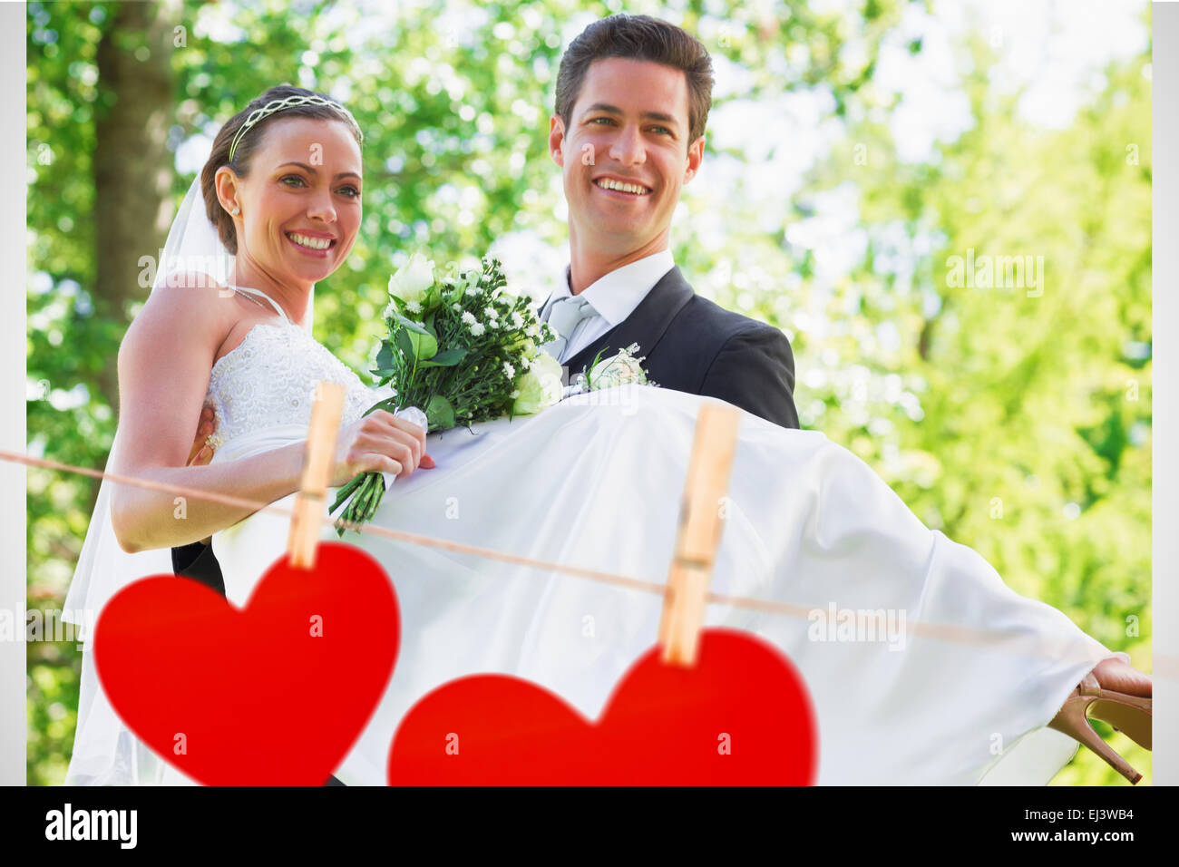 Immagine composita di groom portando sposa in giardino Foto Stock