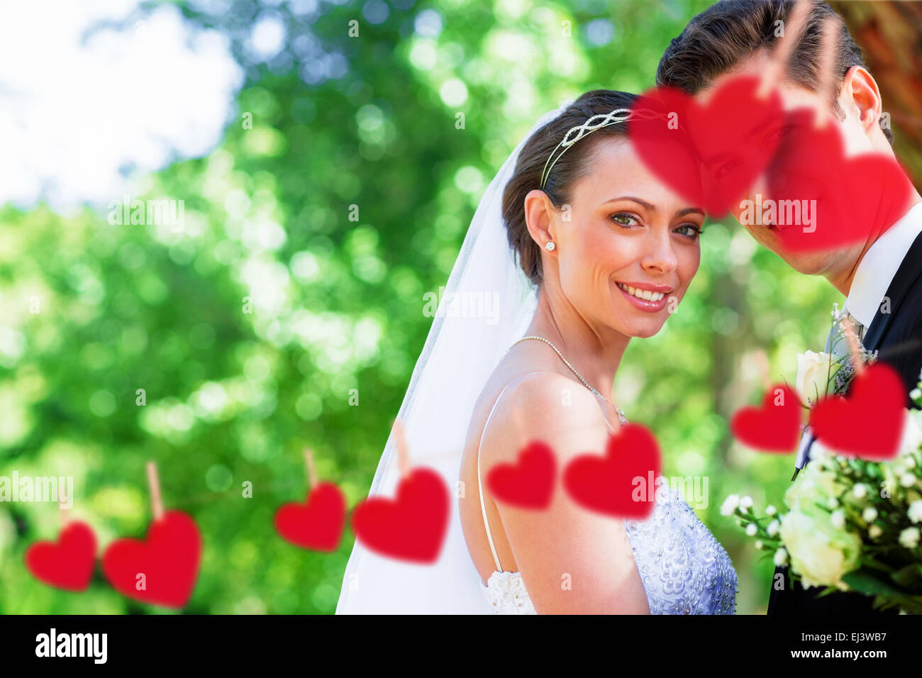 Immagine composita di amare la sposa e lo sposo in giardino Foto Stock