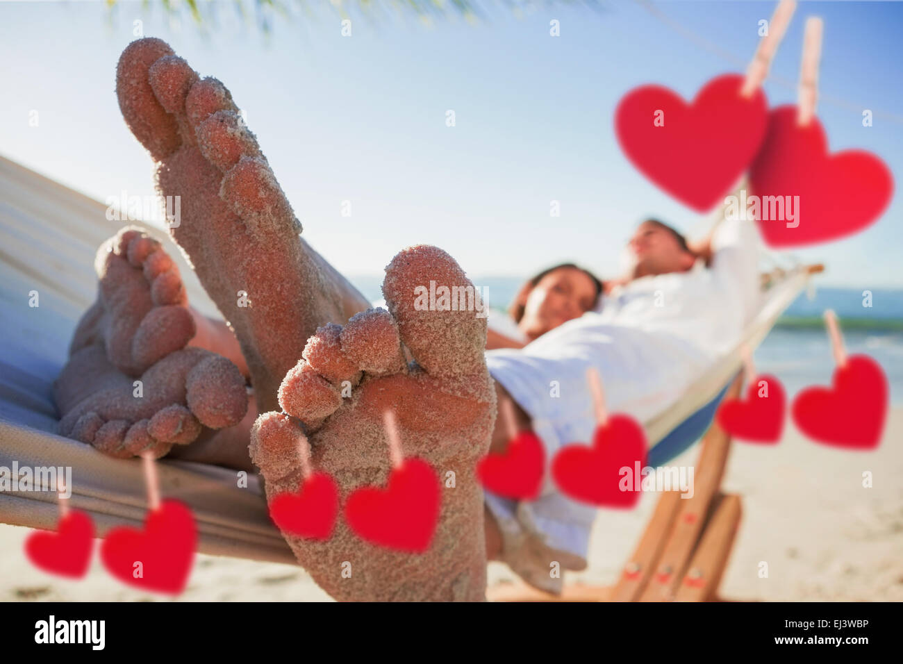Immagine composita di close up di sandy piedi di coppia in un amaca Foto Stock