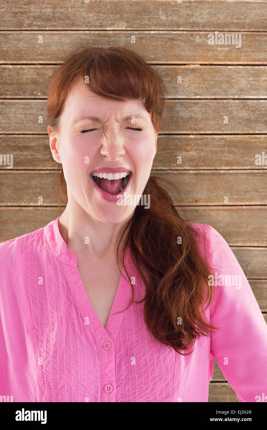 Immagine composita della donna gridando verso la telecamera Foto Stock