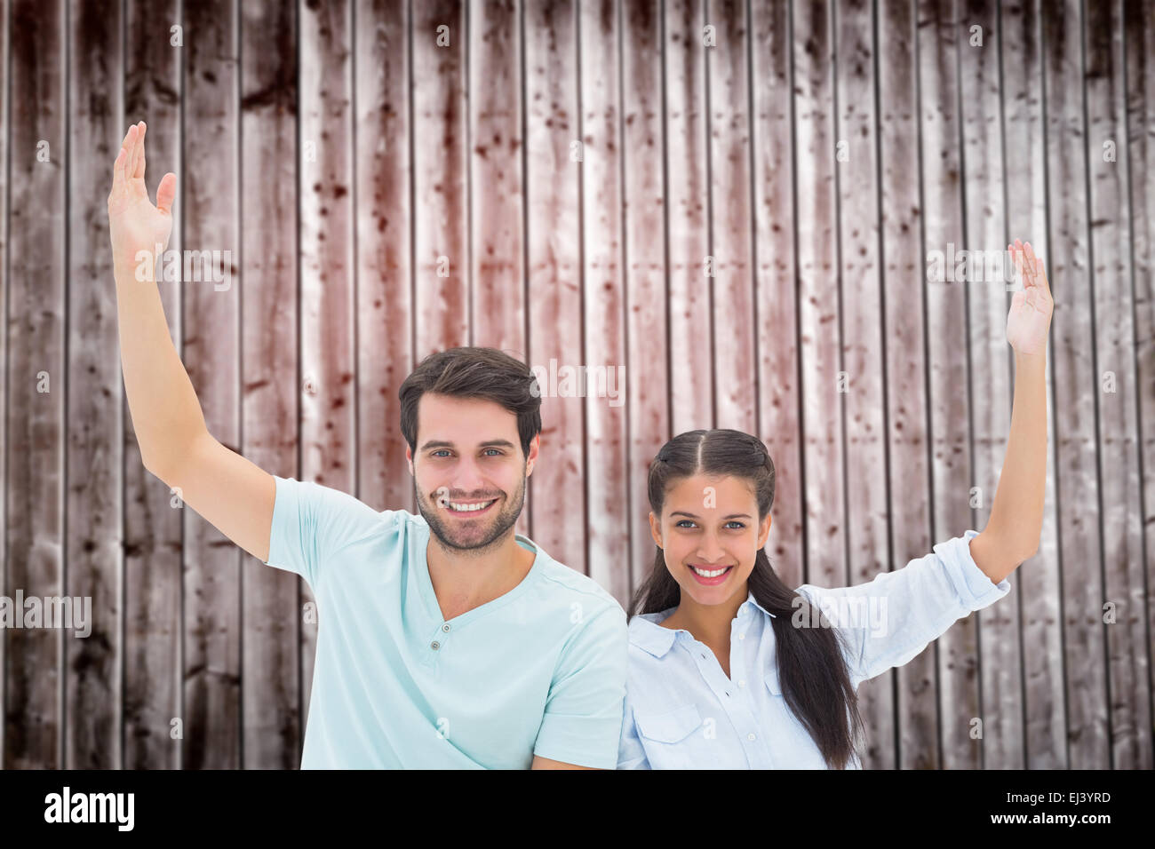 Immagine composita di carino coppia seduta a braccia alzate Foto Stock