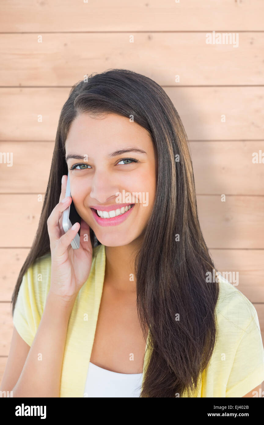 Immagine composita di felice donna informale sul telefono Foto Stock