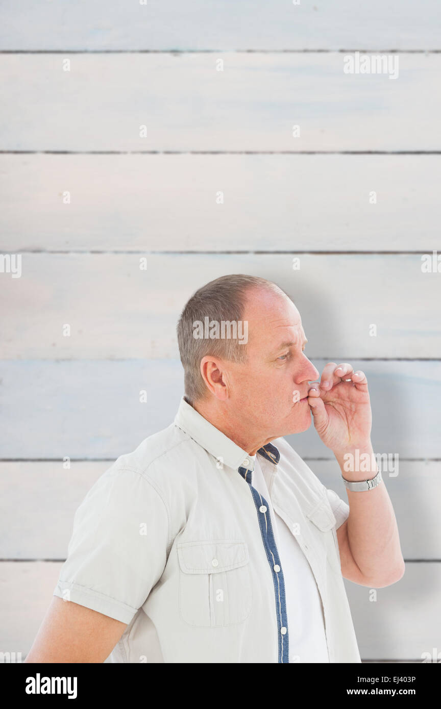 Immagine composita di uomo anziano tenendo la mano alla bocca per il silenzio Foto Stock