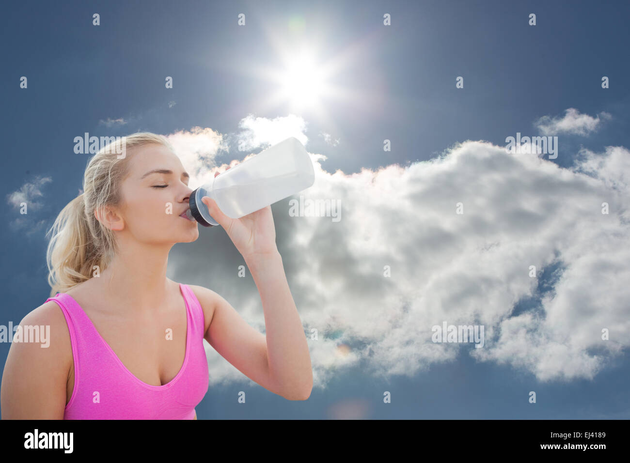 Immagine composita della bella donna sana acqua potabile Foto Stock