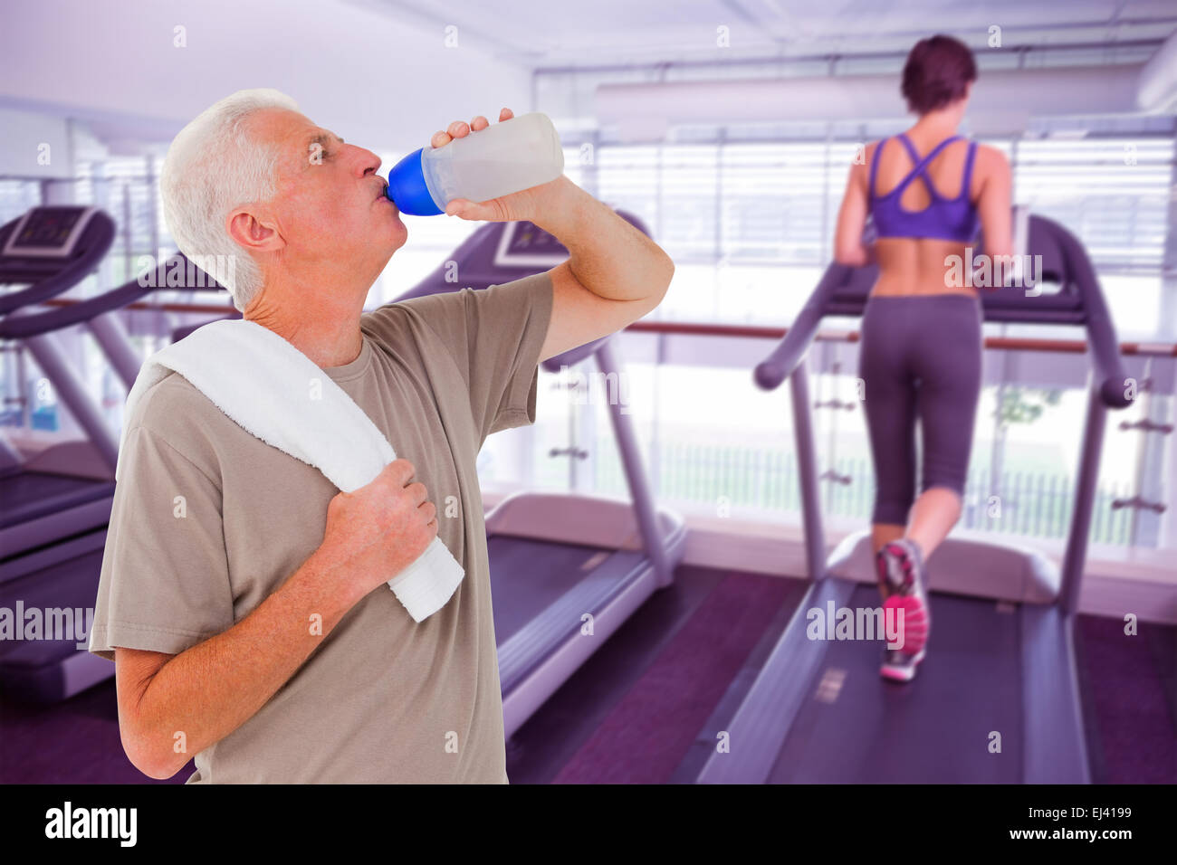Senior uomo bere da una bottiglia d'acqua Foto Stock