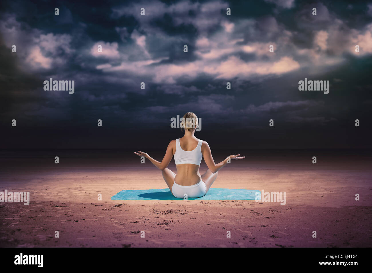 Immagine composita di montare la donna seduta in lotus pongono Foto Stock