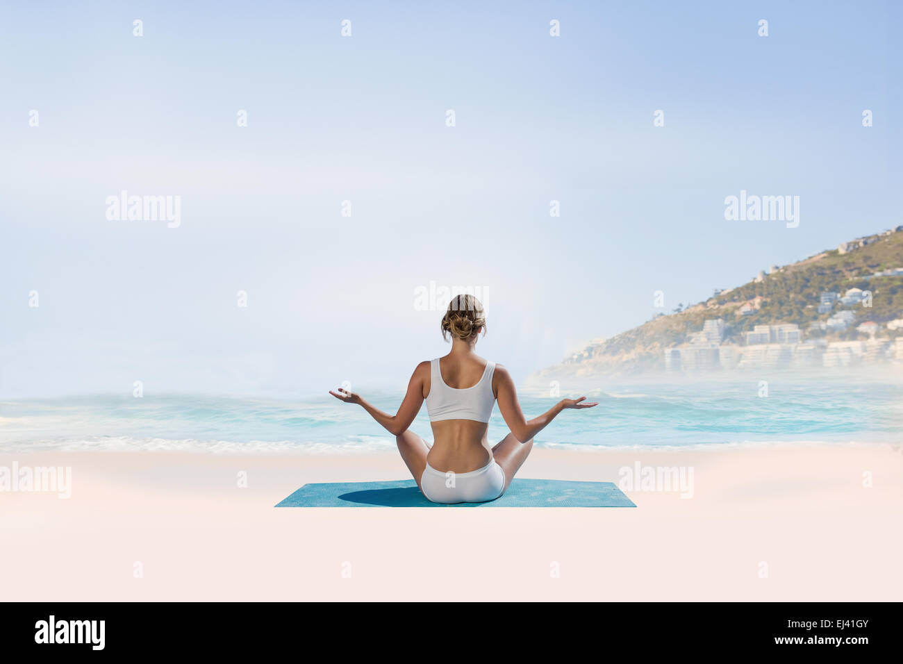 Immagine composita di montare la donna seduta in lotus pongono Foto Stock