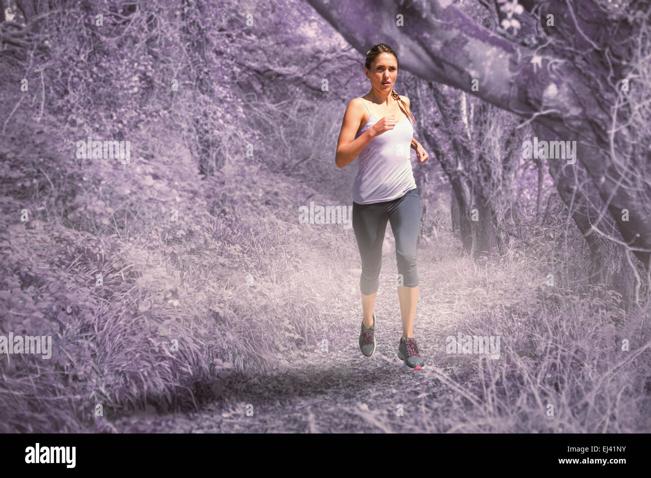 Immagine composita del concentrato montare bionda jogging Foto Stock