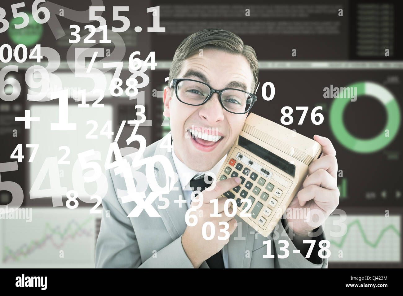 Immagine composita di geeky sorridente imprenditore che mostra la calcolatrice Foto Stock