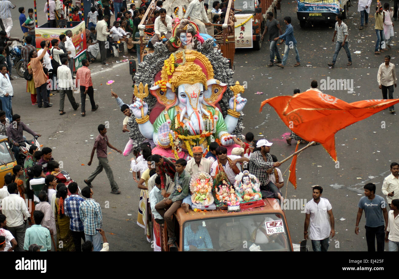 Trasporto indù Ganesha idoli per immersione in acqua di corpi su undicesimo giorno dopo Ganesh Chathurthi festival settembre 18,2013 Foto Stock