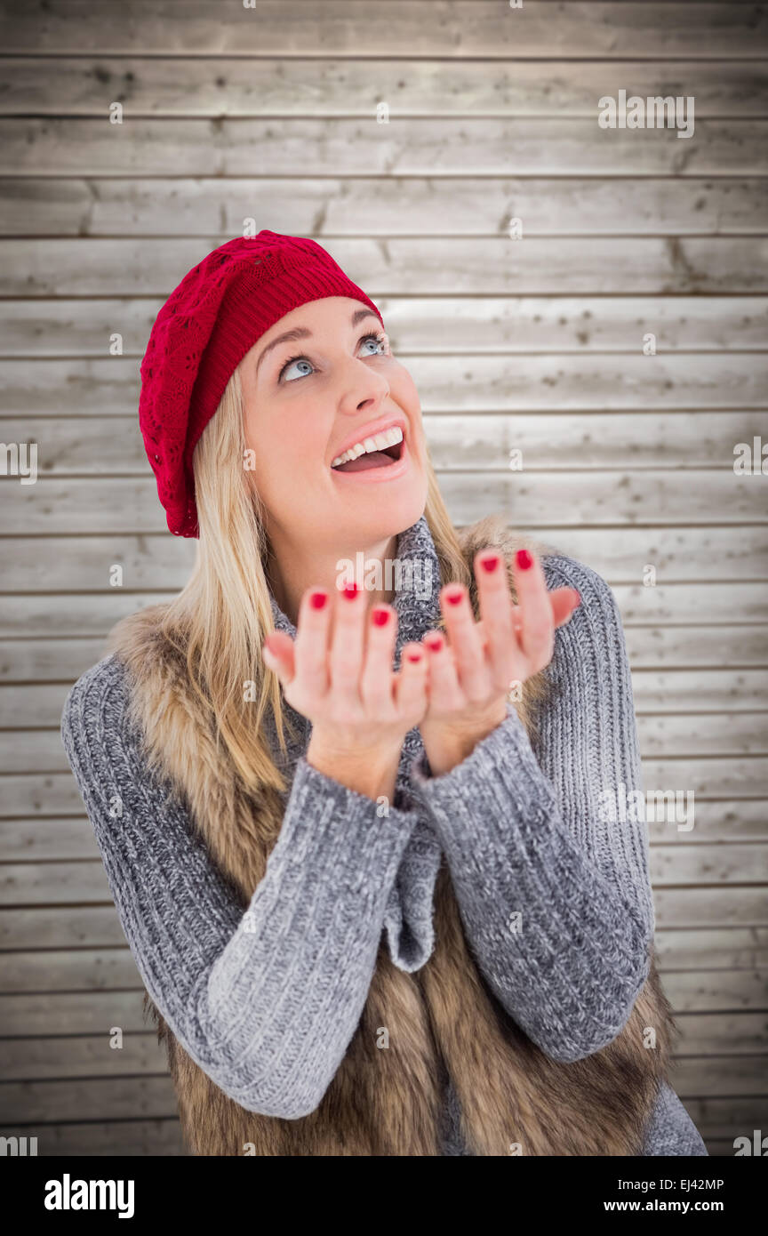 Immagine composita della bionda in inverno vestiti con le mani Foto Stock