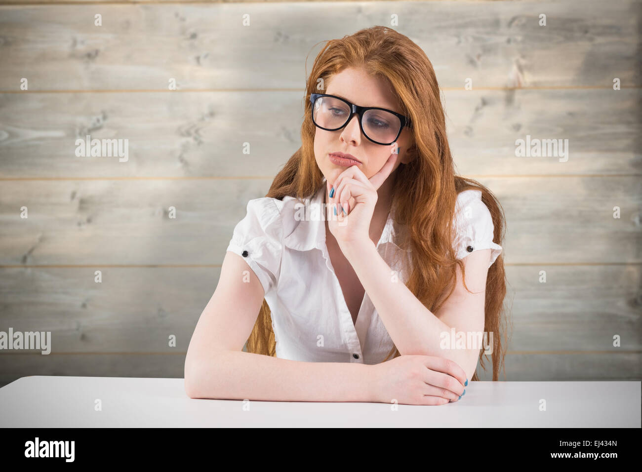 Immagine composita di pretty redhead pensando e guardando verso il basso Foto Stock