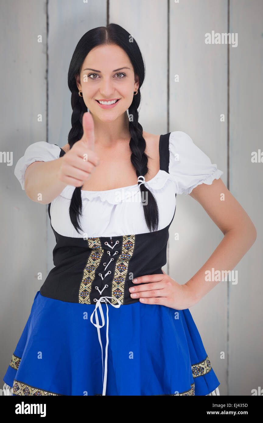 Immagine composita di pretty oktoberfest ragazza sorridente in telecamera Foto Stock