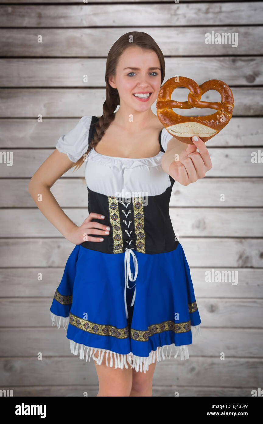 Immagine composita della bella ragazza oktoberfest azienda pretzel Foto Stock