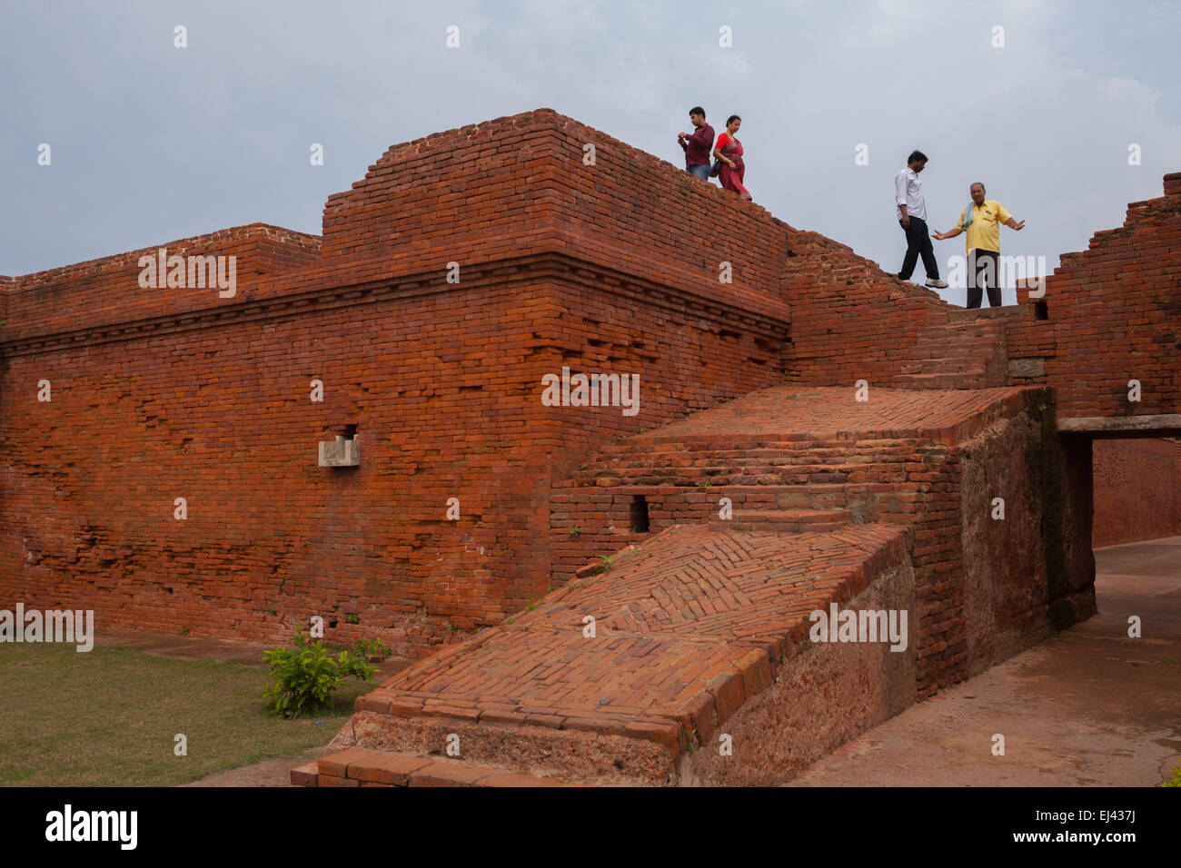 I visitatori vengono fotografati in uno degli edifici del monastero scavati nell'antico complesso universitario buddista di Nalanda a Nalanda, Bihar, India. Foto Stock