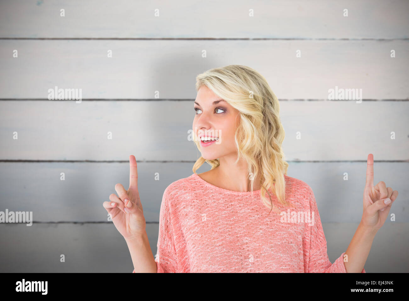 Immagine composita della bella bionda sorridente e rivolta verso l'alto Foto Stock