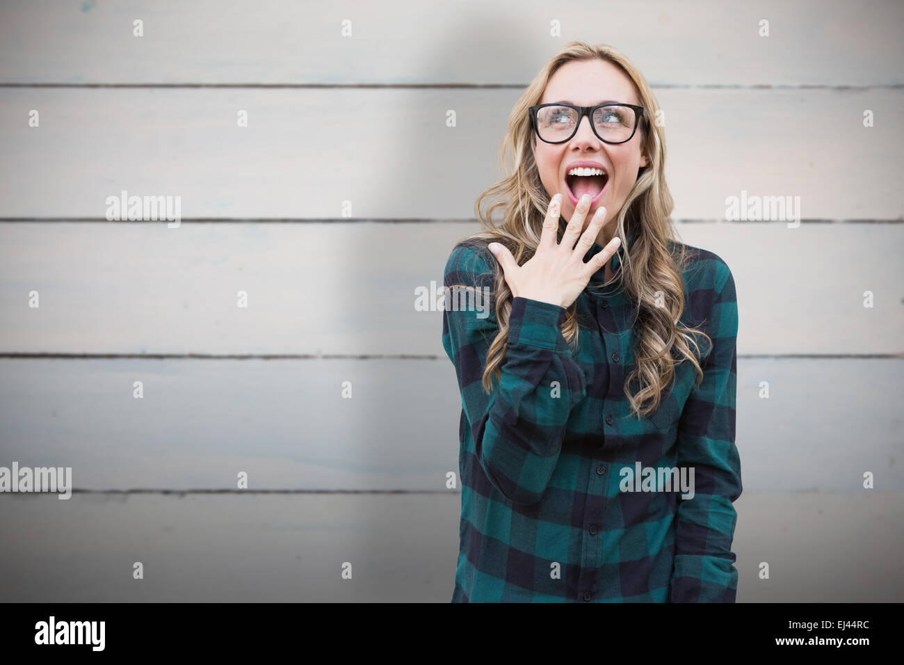 Immagine composita della bella bionda sorridente in telecamera Foto Stock