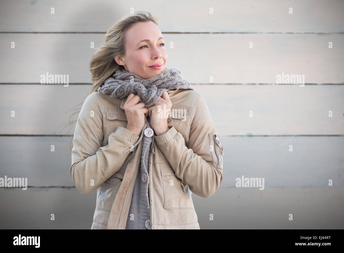 Immagine composita della bella bionda in vestiti caldi Foto Stock