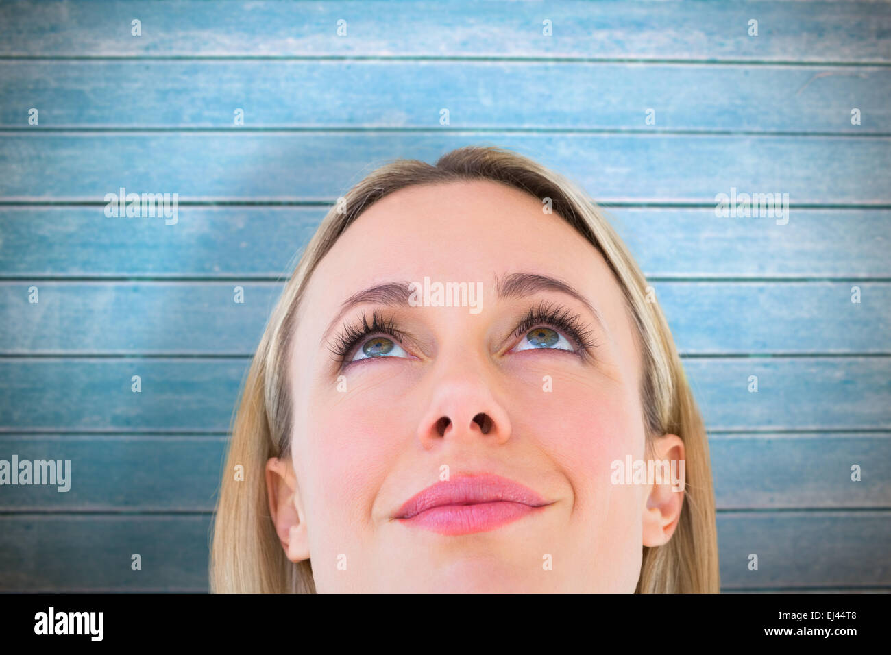 Immagine composita di close up di sorridere donna bionda cercando Foto Stock