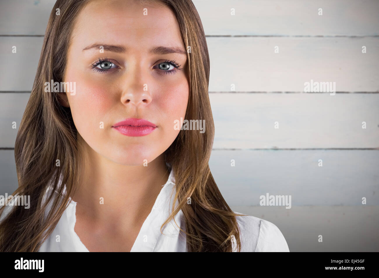 Immagine composita di grave giovane donna in maglia bianca Foto Stock