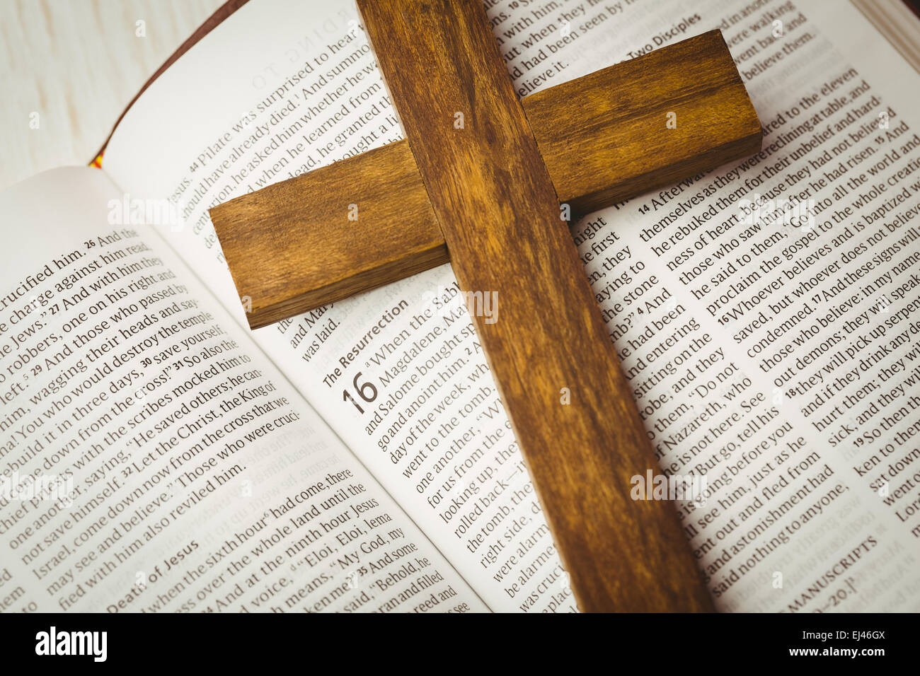 Aprire la Bibbia e la croce di legno Foto Stock